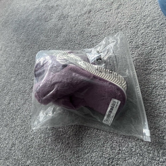 10 lavender fuzzy slippers - Picture 6 of 9